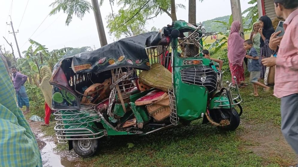 নেত্রকোনার পূর্বধলায় বাস ও অটোরিকশার সংঘর্ষে দুইজনের প্রাণহানি