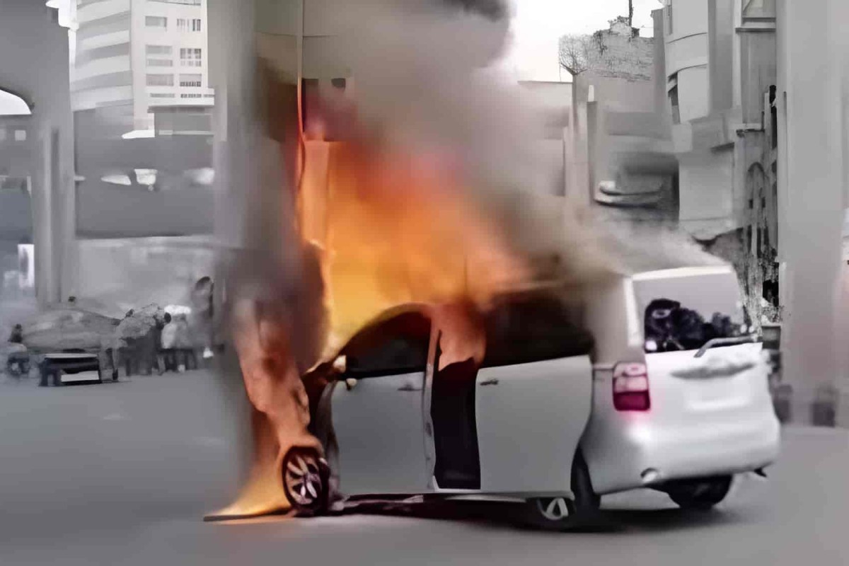 ফার্মগেটে চলন্ত গাড়িতে অগ্নিকাণ্ড