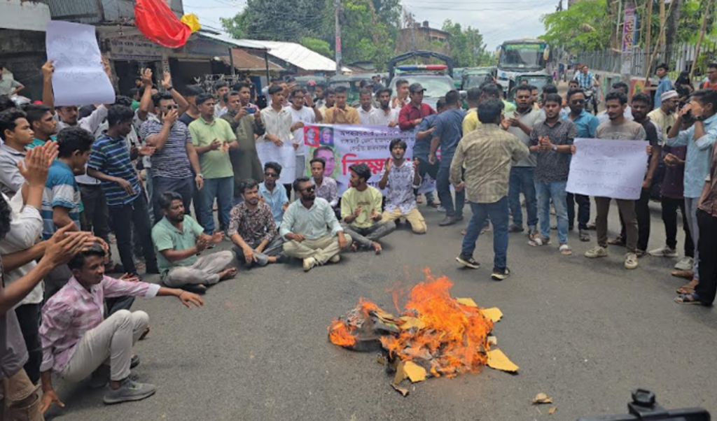 বরিশালে মহানগর ছাত্রদলের নতুন কমিটি নিয়ে অসন্তোষ পদবঞ্চিতদের মহাসড়ক অবরোধ বরিশালে মহানগর ছাত্রদলের নতুন কমিটি নিয়ে অসন্তোষ: পদবঞ্চিতদের মহাসড়ক অবরোধ