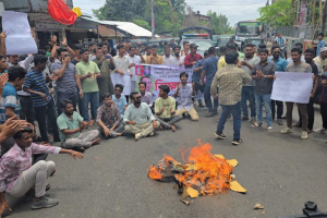 বরিশালে মহানগর ছাত্রদলের নতুন কমিটি নিয়ে অসন্তোষ: পদবঞ্চিতদের মহাসড়ক অবরোধ