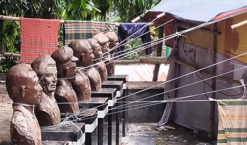 বীরশ্রেষ্ঠ ভাস্কর্যে দড়ি বেঁধে বিতর্ক বীরশ্রেষ্ঠ ভাস্কর্যে দড়ি বেঁধে বিতর্ক
