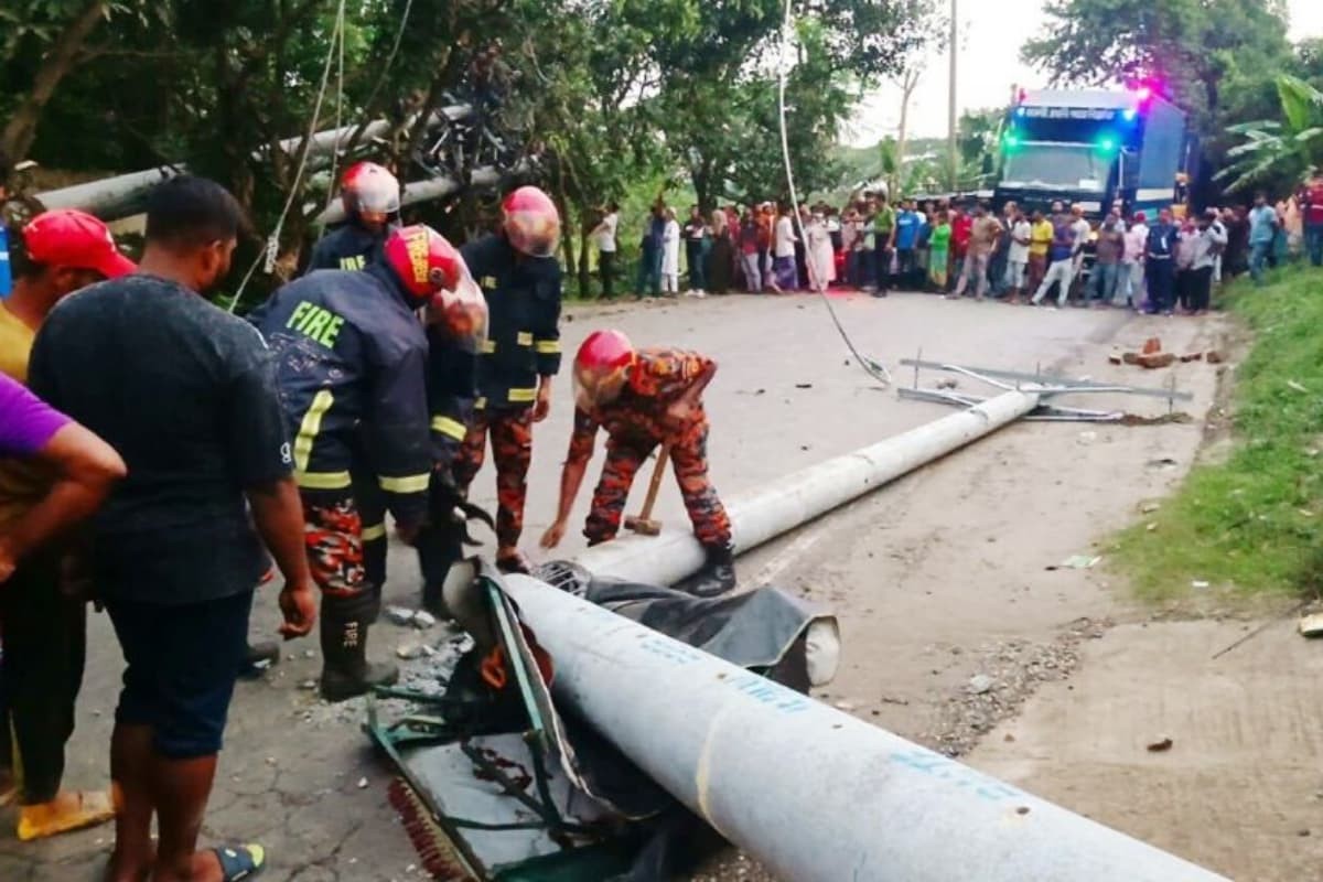 বৈদ্যুতিক খুঁটি উপড়ে শিক্ষিকার মৃত্যু ও ব্যাপক ক্ষয়ক্ষতি