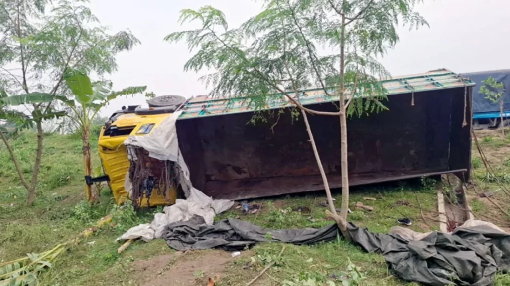 মহাসড়ক দুর্ঘটনায় ১৫ জনের মৃত্যু মহাসড়ক দুর্ঘটনায় ১৫ জনের মৃত্যু