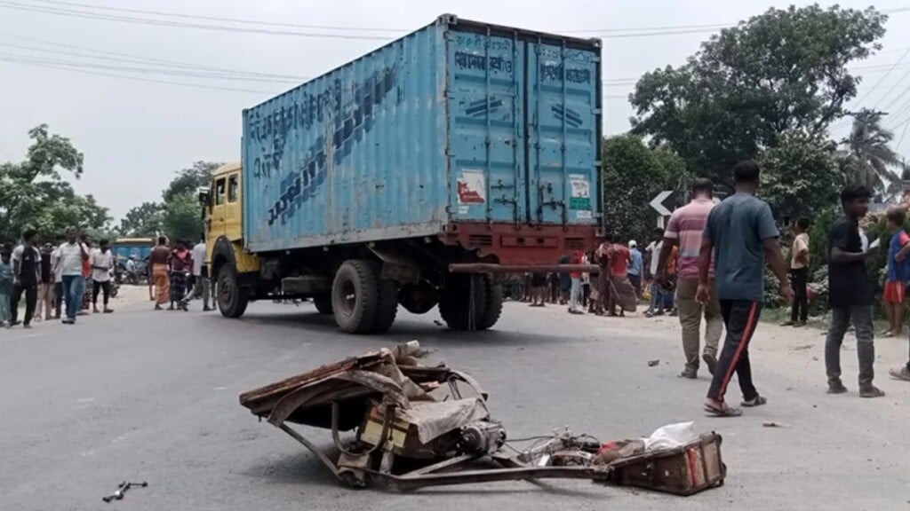 যশোরে কাভার্ড ভ্যান চাপায় শিশুসহ ৪ জনের প্রাণহানি যশোরে কাভার্ড ভ্যান চাপায় শিশুসহ ৪ জনের প্রাণহানি