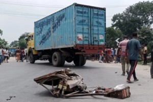 যশোরে কাভার্ড ভ্যান চাপায় শিশুসহ ৪ জনের প্রাণহানি