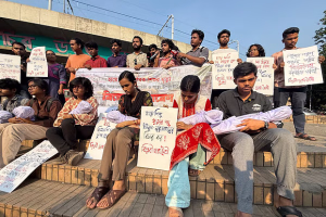 শিশুদের প্রতীকী মরদেহ নিয়ে ঢাবিতে বিক্ষোভ: হামে শিশুমৃত্যুর বিচার দাবি