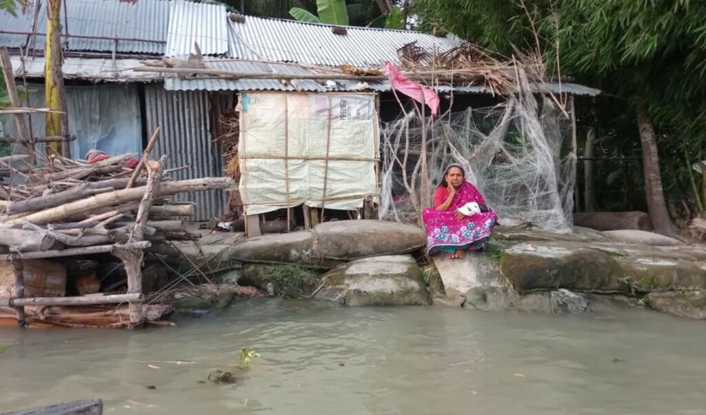 সন্ধ্যা নদীর ভাঙনে নিঃস্ব পরিবারের জিওব্যাগে বসবাস 4 সন্ধ্যা নদীর ভাঙনে নিঃস্ব পরিবারের জিওব্যাগে বসবাস