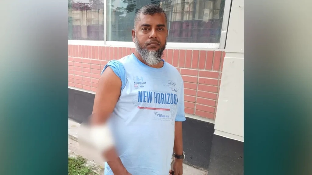 সাংবাদিক মঈনুল হক লিপু আহত হামলায় সাংবাদিক মঈনুল হক লিপু আহত হামলায়