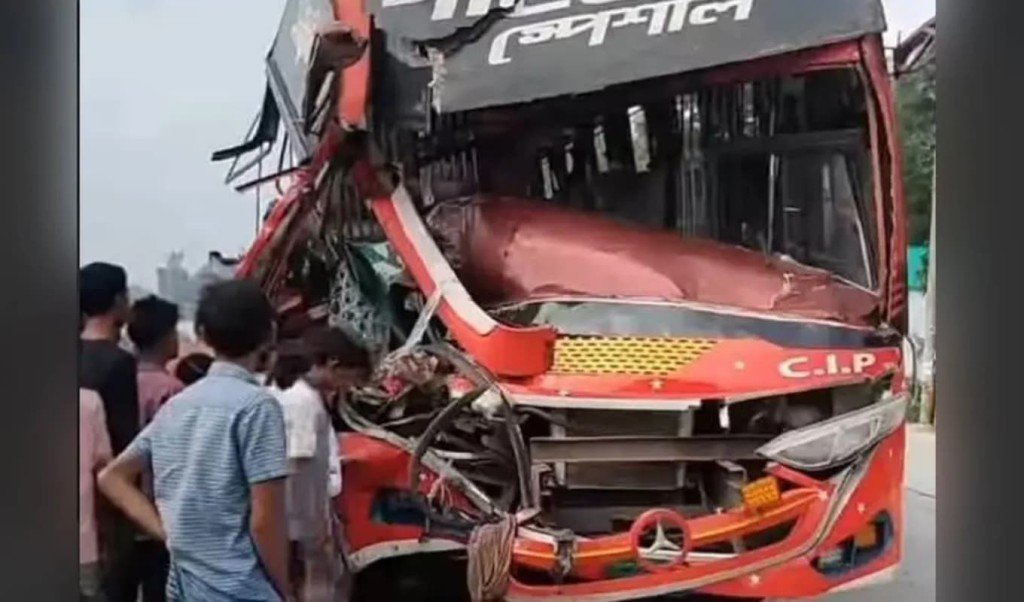 সিমেন্টবোঝাই ট্রাকে বাসের সংঘর্ষে চালকের এক পা বিচ্ছিন্ন 3 সিমেন্টবোঝাই ট্রাকে বাসের সংঘর্ষে চালকের এক পা বিচ্ছিন্ন