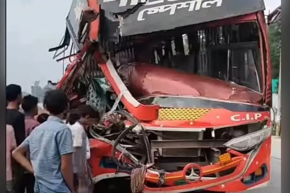 সিমেন্টবোঝাই ট্রাকে বাসের সংঘর্ষে চালকের এক পা বিচ্ছিন্ন