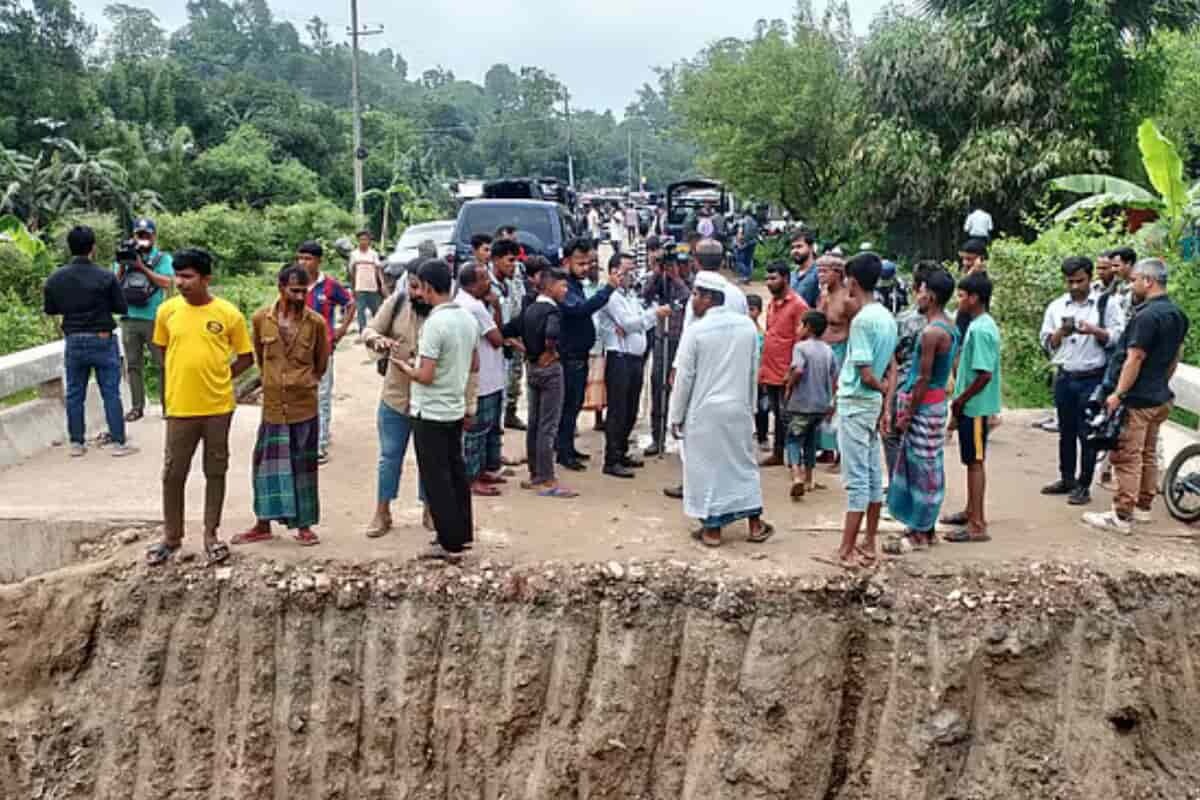 সীতাকুণ্ডে র‍্যাব ক্যাম্পে সন্ত্রাসীদের হামলা ও দেয়াল গুঁড়িয়ে দেওয়ার ঘটনা