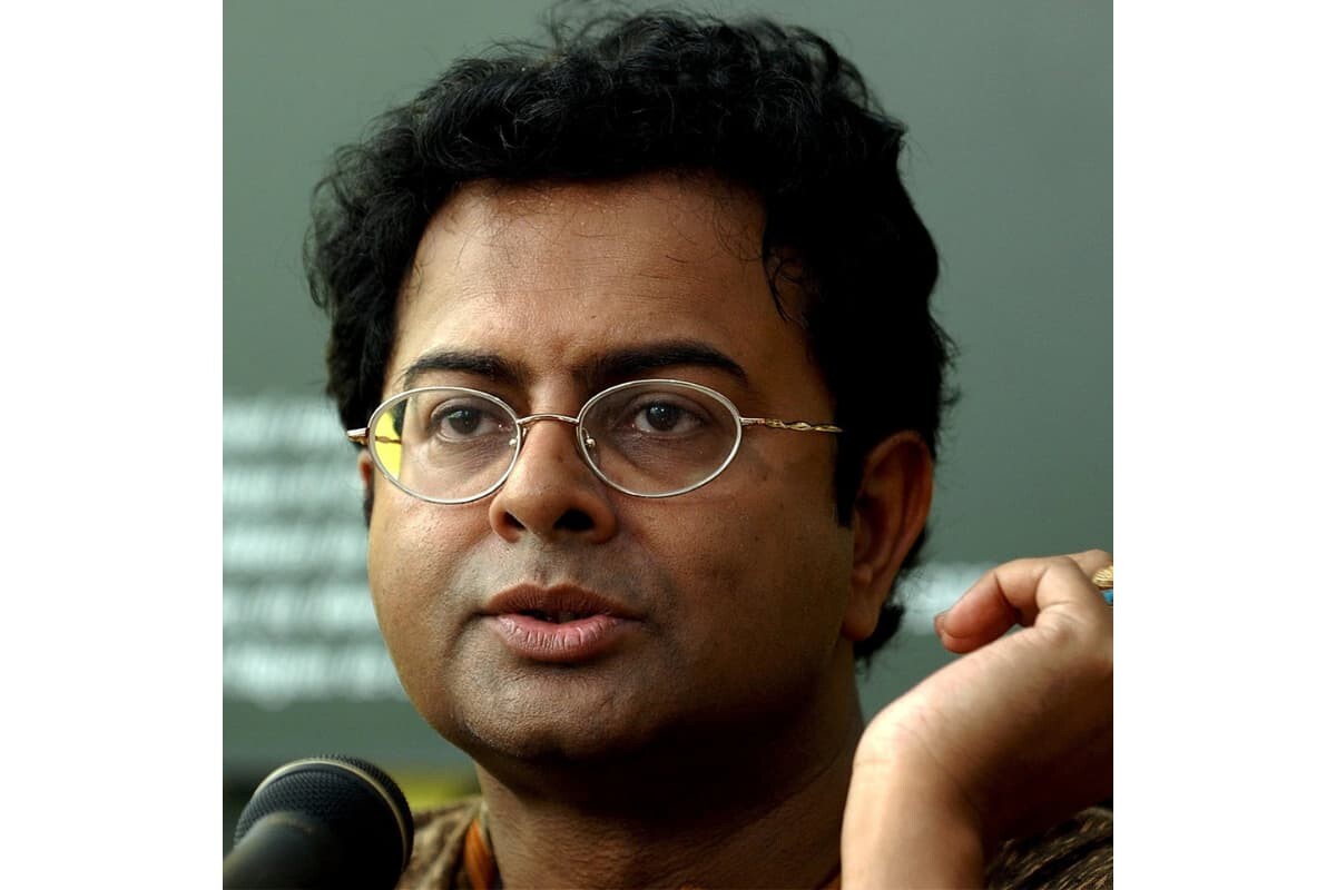 স্মরণে ভিন্নধারার চলচ্চিত্র নির্মাতা ও অভিনেতা ঋতুপর্ণ ঘোষ
