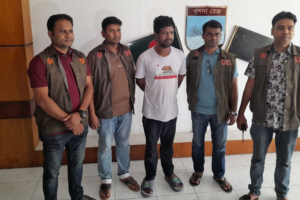 ২০ মামলার আসামি শীর্ষ সন্ত্রাসী ‘খোঁড়া কামরুল’ গ্রেফতার