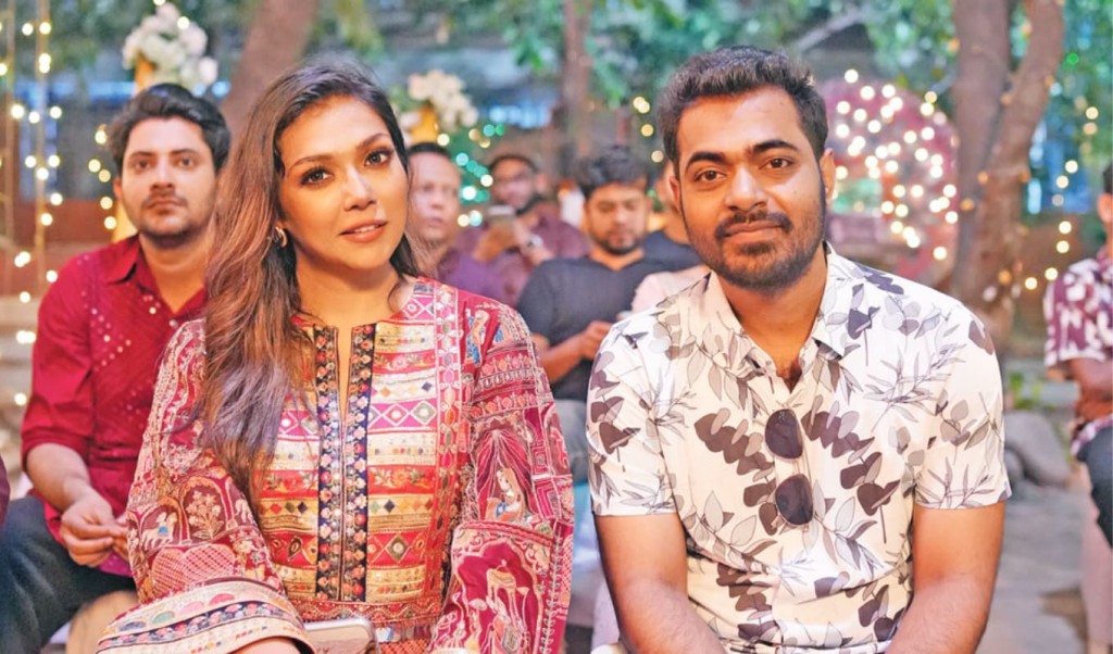 ‘এটা আমাদেরই গল্প’ শেষ পর্বে রুমি–দোলার বিশেষ উপস্থিতি 4 ‘এটা আমাদেরই গল্প’ শেষ পর্বে রুমি–দোলার বিশেষ উপস্থিতি