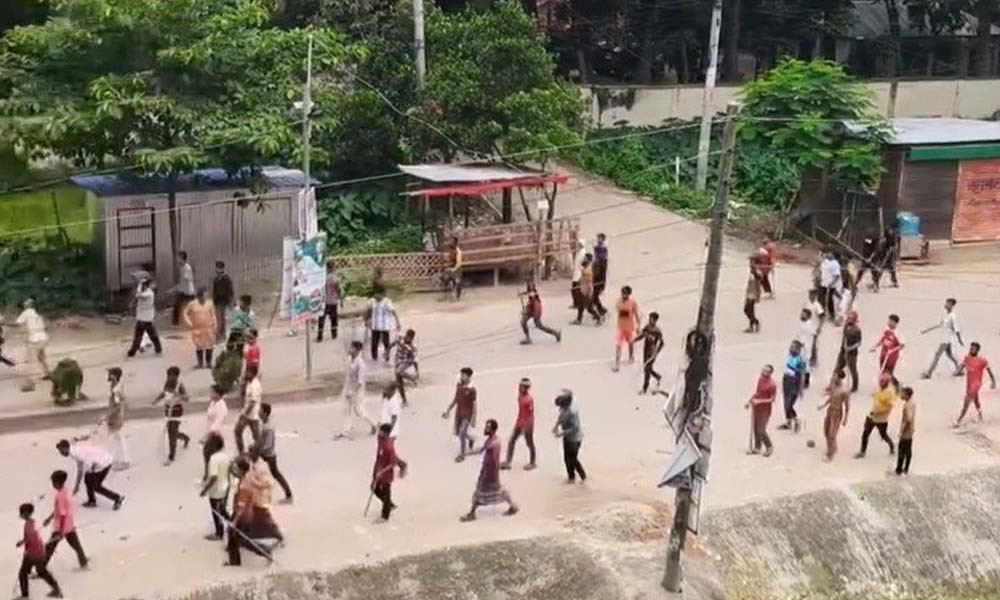 হজযাত্রীর হারানো লাগেজ নিয়ে দুই গ্রামবাসীর সংঘর্ষ , আহত ১৫
