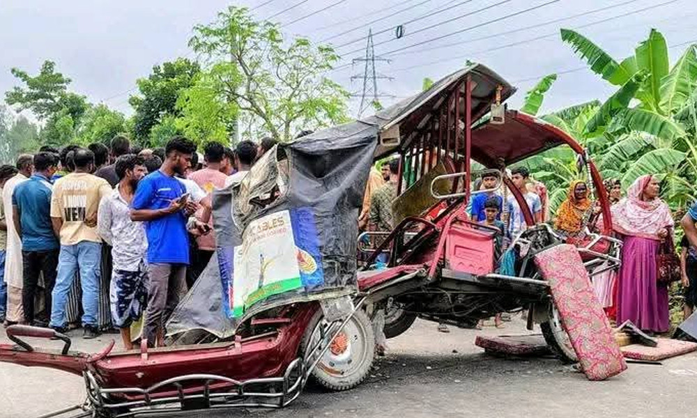 পলাশবাড়ীতে বাস-ইজিবাইক দুর্ঘটনায় প্রাণহানি