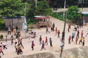 হজযাত্রীর হারানো লাগেজ নিয়ে দুই গ্রামবাসীর সংঘর্ষ , আহত ১৫