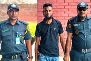 কারাবন্দি স্ত্রীকে গাঁজা সরবরাহকালে কারাফটকে স্বামী আটক, চার মাসের কারাদণ্ড