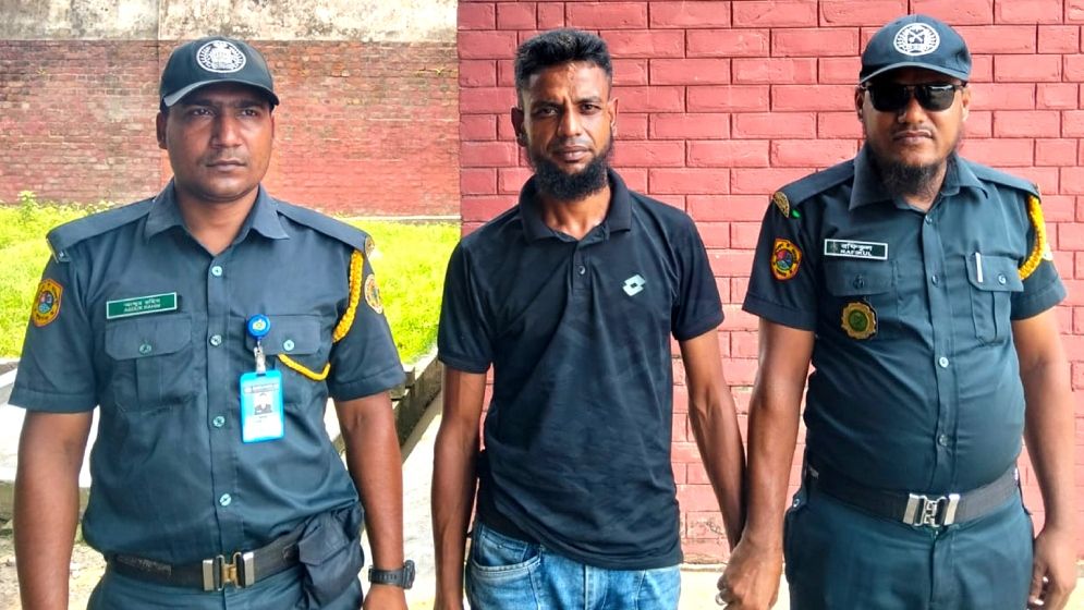 কারাবন্দি স্ত্রীকে গাঁজা সরবরাহকালে কারাফটকে স্বামী আটক চার মাসের কারাদণ্ড কারাবন্দি স্ত্রীকে গাঁজা সরবরাহকালে কারাফটকে স্বামী আটক, চার মাসের কারাদণ্ড