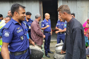 কুড়িগ্রামে বাড়ির ভেতর মদের কারখানার সন্ধান: বিপুল পরিমাণ মালামালসহ আটক ১