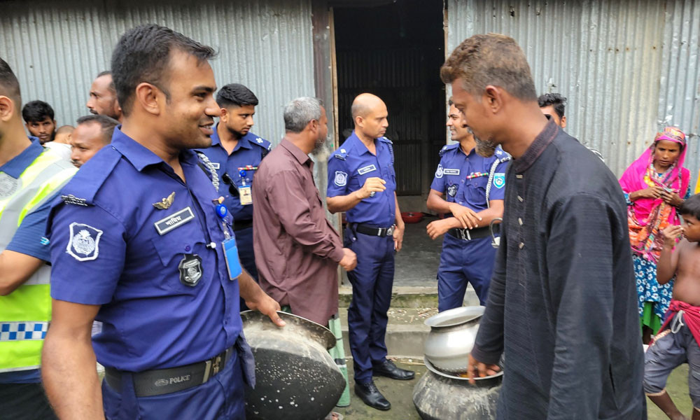 কুড়িগ্রামে বাড়ির ভেতর মদের কারখানার সন্ধান বিপুল পরিমাণ মালামালসহ আটক ১ কুড়িগ্রামে বাড়ির ভেতর মদের কারখানার সন্ধান: বিপুল পরিমাণ মালামালসহ আটক ১