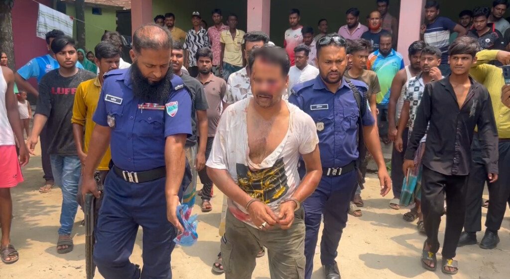 কুষ্টিয়ায় অস্ত্রসহ যুবক আটক গণপিটুনি পর পুলিশে সোপর্দ কুষ্টিয়ায় অস্ত্রসহ যুবক আটক, গণপিটুনি পর পুলিশে সোপর্দ