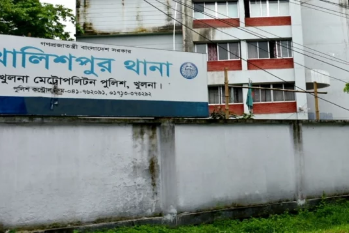 খুলনায় বৃদ্ধার রহস্যজনক মৃত্যু: দাফনের সময় দুই ছেলে আটক