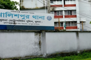খুলনায় বৃদ্ধার রহস্যজনক মৃত্যু: দাফনের সময় দুই ছেলে আটক