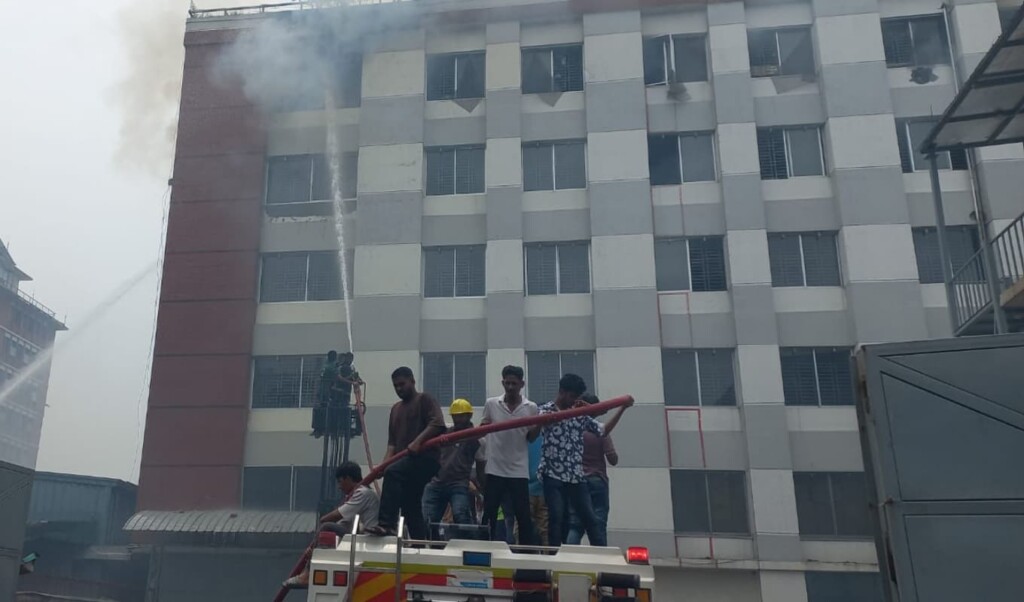 গাজীপুরের মেট্রিক্স স্টাইল কারখানায় আগুন, নির্বাপণে পাঁচ ইউনিট 4 গাজীপুরের মেট্রিক্স স্টাইল কারখানায় আগুন, নির্বাপণে পাঁচ ইউনিট