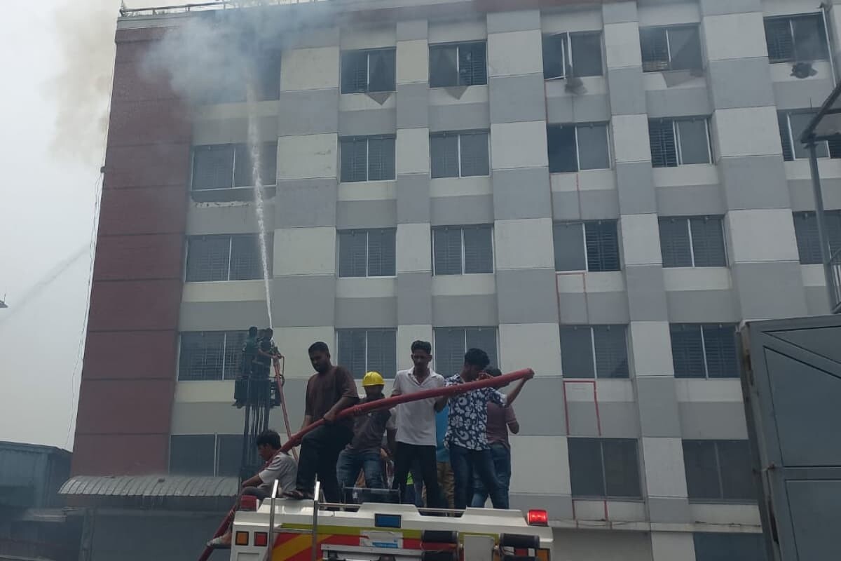 গাজীপুরের মেট্রিক্স স্টাইল কারখানায় আগুন, নির্বাপণে পাঁচ ইউনিট