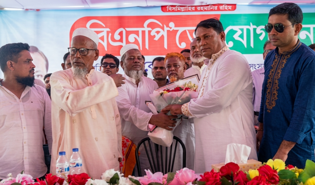 গোপালগঞ্জে ১২০০ আওয়ামী লীগ নেতাকর্মীর আনুষ্ঠানিকভাবে বিএনপিতে যোগদান গোপালগঞ্জে ১২০০ আওয়ামী লীগ নেতাকর্মীর আনুষ্ঠানিকভাবে বিএনপিতে যোগদান