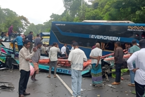 চকরিয়ায় দুই বাসের মুখোমুখি সংঘর্ষে শিশু নিহত, আহত অর্ধশতাধিক
