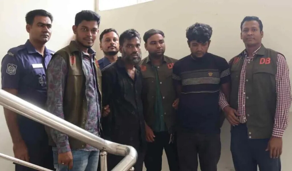 চট্টগ্রামের সন্দ্বীপে বিপুল অস্ত্র ও মাদকসহ দুই সন্ত্রাসী গ্রেপ্তার 3 চট্টগ্রামের সন্দ্বীপে বিপুল অস্ত্র ও মাদকসহ দুই সন্ত্রাসী গ্রেপ্তার