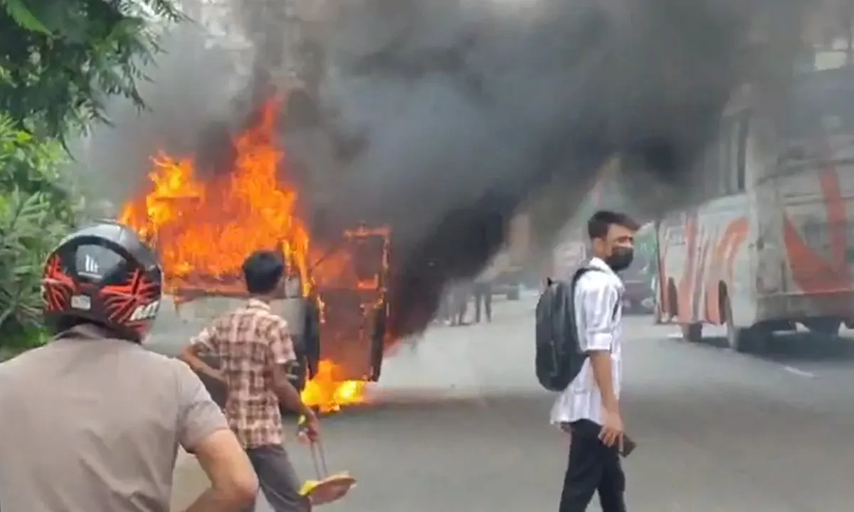 চলন্ত মাইক্রোবাসে অগ্নিকাণ্ড