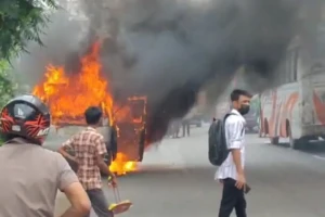 চলন্ত মাইক্রোবাসে অগ্নিকাণ্ড