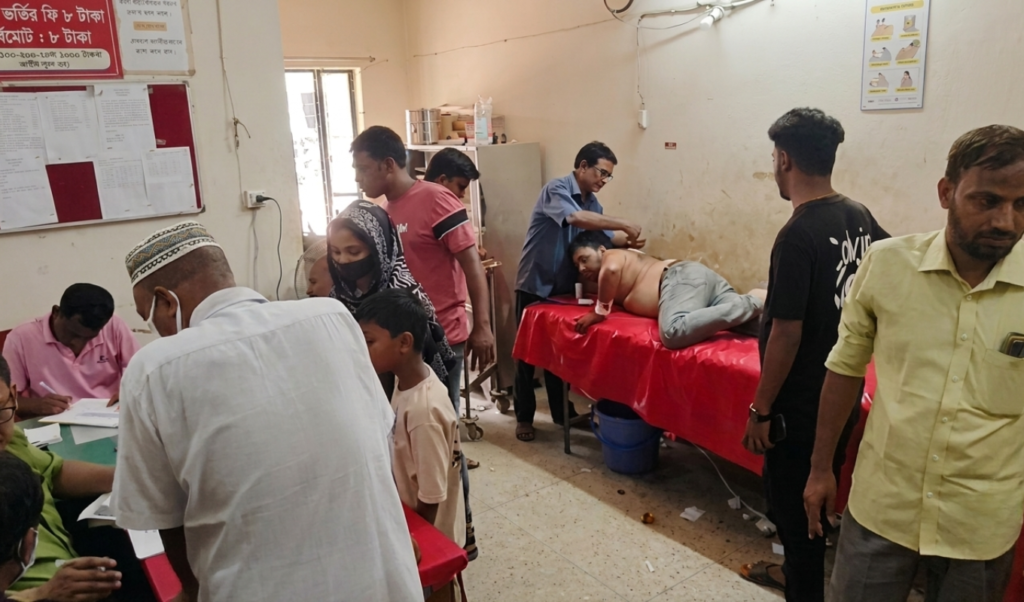 চাঁপাইনবাবগঞ্জে আম পাড়াকে কেন্দ্র করে সংঘর্ষে আহত ১২ চাঁপাইনবাবগঞ্জে আম পাড়াকে কেন্দ্র করে সংঘর্ষে আহত ১২