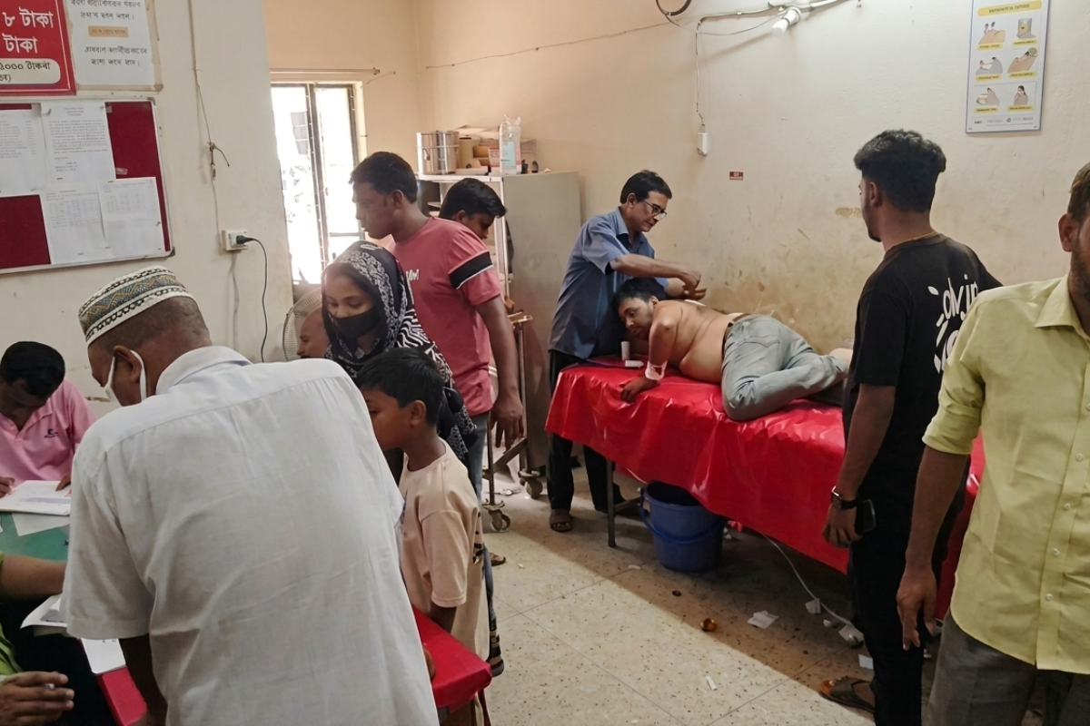 চাঁপাইনবাবগঞ্জে আম পাড়াকে কেন্দ্র করে সংঘর্ষে আহত ১২