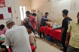 চাঁপাইনবাবগঞ্জে আম পাড়াকে কেন্দ্র করে সংঘর্ষে আহত ১২