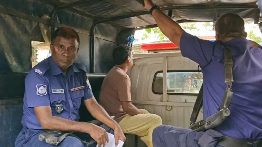 চাঁপাইনবাবগঞ্জে ছাত্রীকে ধর্ষণের অভিযোগে শিক্ষক গ্রেপ্তার চাঁপাইনবাবগঞ্জে ছাত্রীকে ধর্ষণের অভিযোগে শিক্ষক গ্রেপ্তার