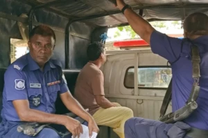 চাঁপাইনবাবগঞ্জে ছাত্রীকে ধর্ষণের অভিযোগে শিক্ষক গ্রেপ্তার