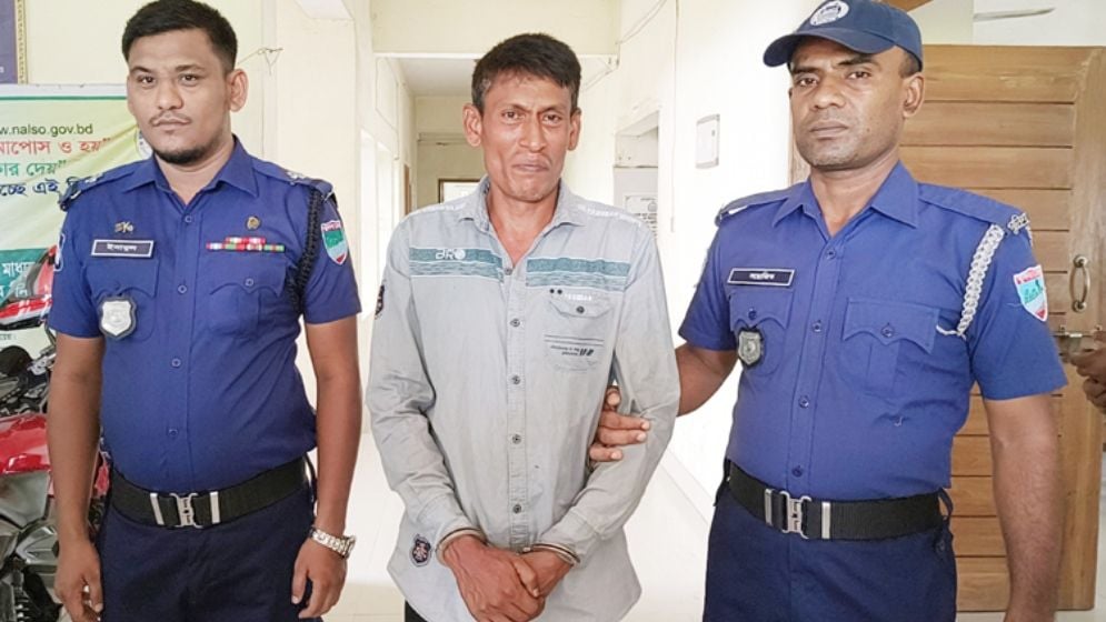 চিতলমারীতে প্রথম শ্রেণির ছাত্রীকে ধর্ষণ সহপাঠীর বাবা পরিমল ভক্ত গ্রেফতার চিতলমারীতে প্রথম শ্রেণির ছাত্রীকে ধর্ষণ, সহপাঠীর বাবা পরিমল ভক্ত গ্রেফতার