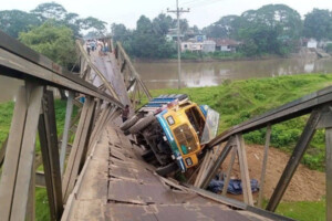 ঝুঁকিপূর্ণ সেতু ভেঙে যোগাযোগ বিচ্ছিন্ন