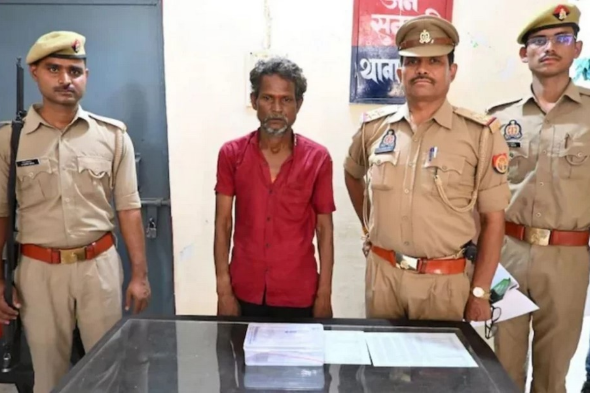 থানায় পুলিশের সামনেই মেয়েকে কুপিয়ে হত্যা করলেন বাবা