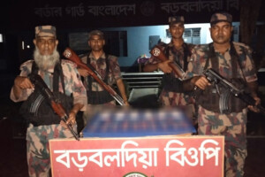 দামুড়হুদা সীমান্তে বিপুল মাদক ও মালামাল জব্দ অভিযানে