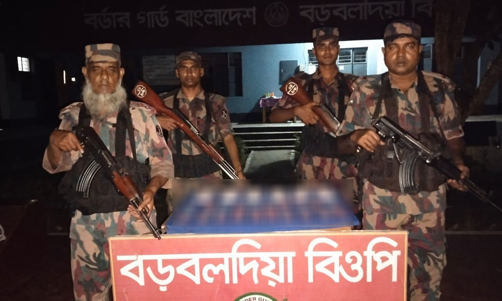 দামুড়হুদা সীমান্তে বিপুল মাদক ও মালামাল জব্দ অভিযানে দামুড়হুদা সীমান্তে বিপুল মাদক ও মালামাল জব্দ অভিযানে