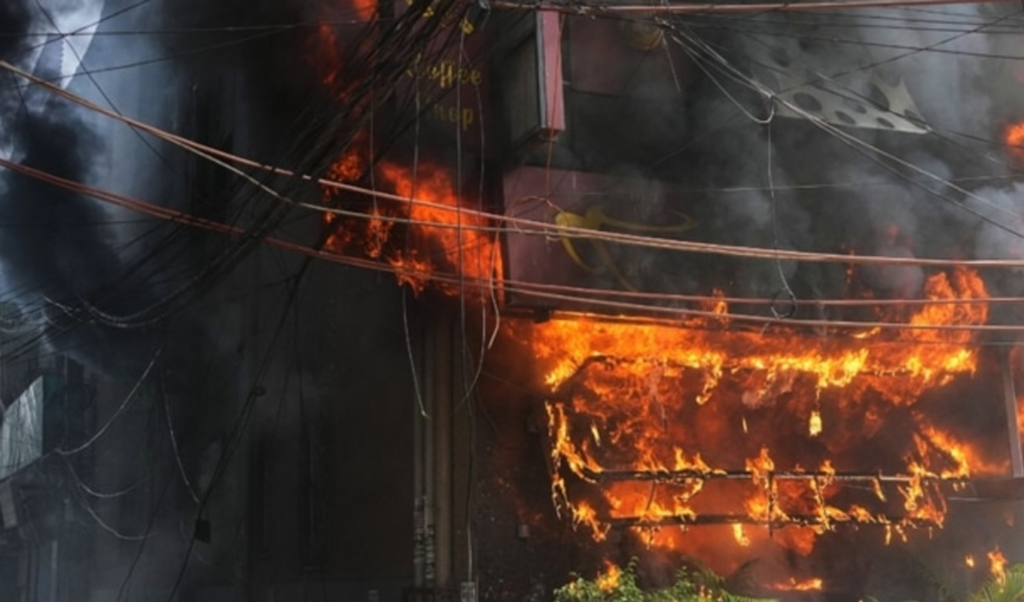 দিল্লির হোটেলে ভয়াবহ অগ্নিকাণ্ডে পাঁচ বাংলাদেশি নাগরিক আহত দিল্লির হোটেলে ভয়াবহ অগ্নিকাণ্ডে পাঁচ বাংলাদেশি নাগরিক আহত
