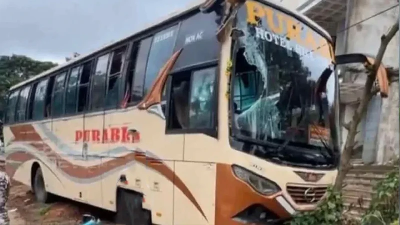 দুই বাস সংঘর্ষে প্রাণহানি চট্টগ্রামে দুই বাস সংঘর্ষে প্রাণহানি চট্টগ্রামে