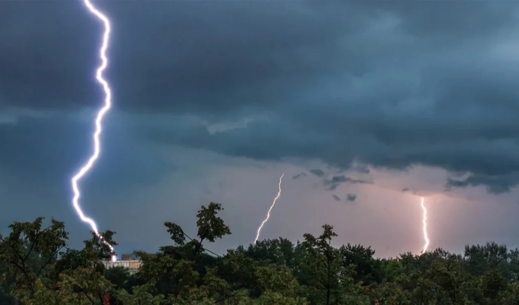 দেবীদ্বারে বাবার সামনেই বজ্রাঘাতে প্রাণ হারাল কিশোর দেবীদ্বারে বাবার সামনেই বজ্রাঘাতে প্রাণ হারাল কিশোর
