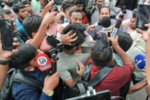 ধানমন্ডি বিক্ষোভ শেষে সাংবাদিকের ওপর হামলার ঘটনা ঘটেছে
