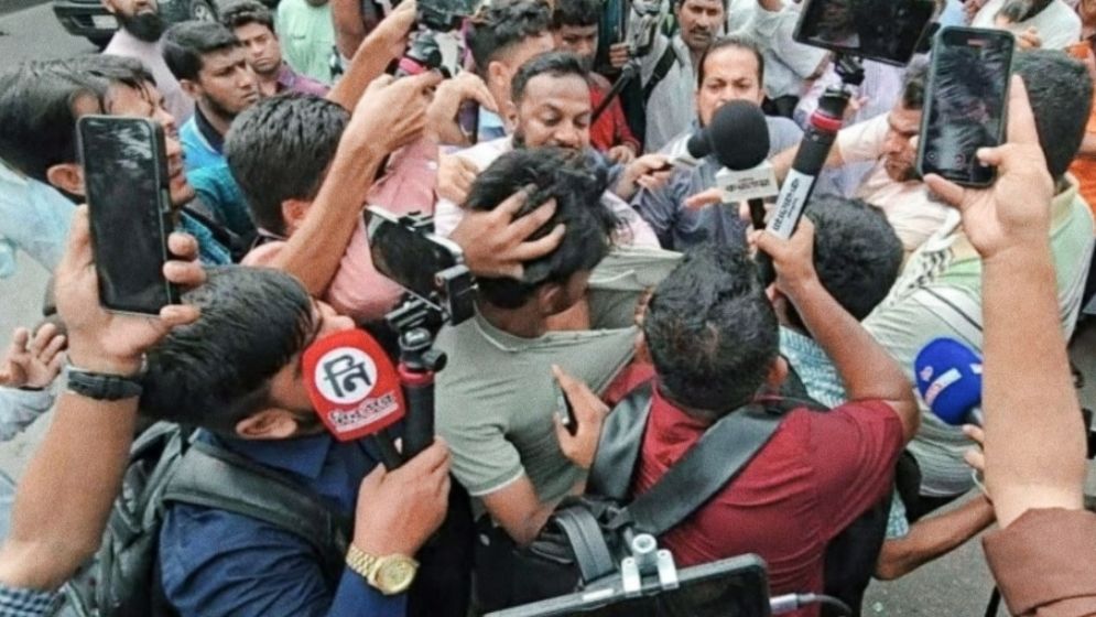 ধানমন্ডি বিক্ষোভ শেষে সাংবাদিকের ওপর হামলার ঘটনা ঘটেছে ধানমন্ডি বিক্ষোভ শেষে সাংবাদিকের ওপর হামলার ঘটনা ঘটেছে